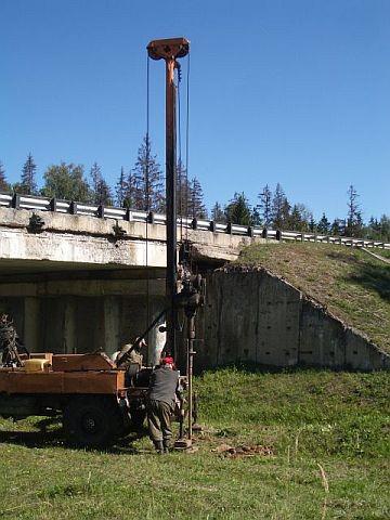 Буровые работы при изысканиях.